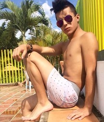 Barefoot hotties  5d10a9320155b.jpg