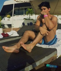 Barefoot hotties  5d10a937123e5.jpg
