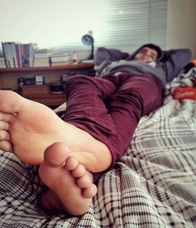 Boyfeet  5d1340eea08ad.jpg