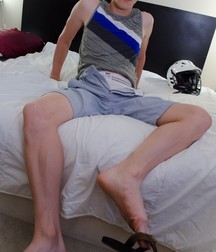 Boyfeet  5d1340f7a2411.jpg
