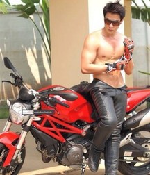 Bikers in leather and boots 5d19fcf7df6d8.jpg