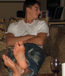 Sexy barefoot boys 5d1a4a4cab149.jpg