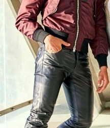 Leatherpants 5d1e66dcf010d.jpg