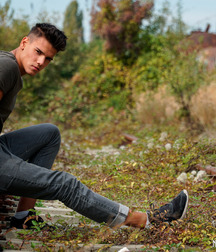 Falling in love to 5d1f53a79309f.jpg