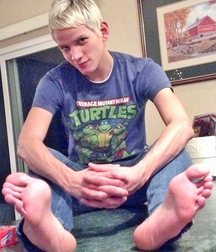 Loving boy feet 2 5d24b022679ef.jpg