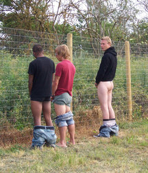 Boys taking a leak 4 5d28eedfd36d9.jpg