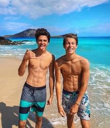 Hotties on hot days 5d2a5c22a02e6.jpg
