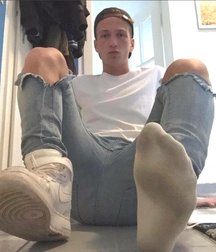 Under boys feet 3 5d2d0ba1a5b22.jpg
