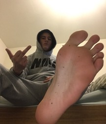 Under boys feet 3 5d2d0ba3865ee.jpg
