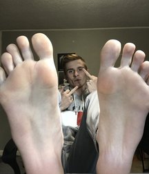 Under boys feet 3 5d2d0ba4d4a6d.jpg
