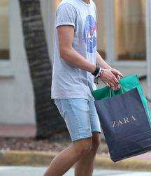 Famous boy feet 5d38e099b1e42.jpg