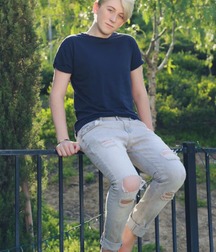 Famous boy feet 5d38e0b4585ed.jpg