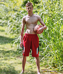 Proud of his beauty 5d3c21bd143f7.jpg