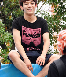 Asian boys barefoot 5d3dd542656fb.jpg