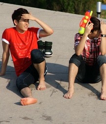 Asian boys barefoot 5d3dd54fb059a.jpg