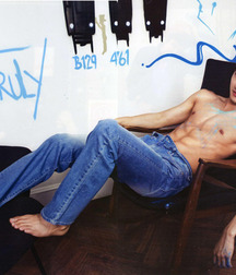 Asian boys barefoot 5d3dd5619110b.jpg
