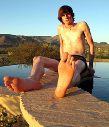 Twinks waiting for service 5d421a2369ba2.jpg