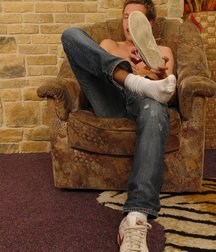 Skater feet 5d48492fb93ae.jpg
