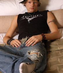Alpha Boy Jackson shows feet 5d4c286bd7447.jpg