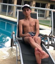 Boyfeet 3 5d4fef86f3cf5.jpg