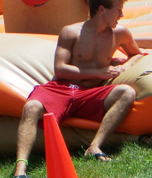 Boys in flip flops 5d5011703cfd9.png