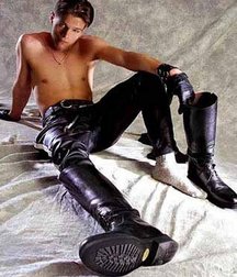 Loving guys in boots 5d517b561f30f.jpg