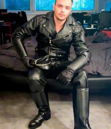 Loving guys in boots 5d517b625af65.jpg