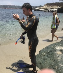 Surfer and divers 2 5d587b4bbf3d3.jpg