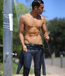 Surfer and divers 2 5d587b6eac64b.jpg