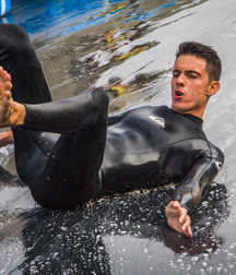 Surfer and divers 2 5d587b849f511.jpg