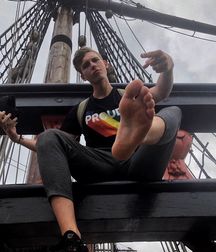 Students feet  5d593b0c1bb51.jpg