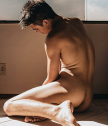 Beautiful and barefoot 5d59c4635924d.jpg