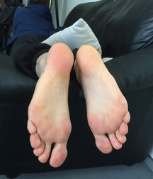 Boys shows pretty feet 5d5ef369cb4f1.jpg