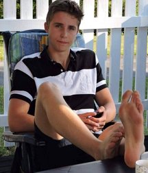 Boys shows pretty feet 5d5ef37473a6f.jpg