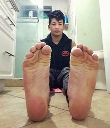 Boys shows pretty feet 5d5ef3882decd.jpg