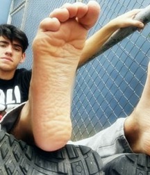Boys shows pretty feet 5d5ef3991eac4.jpg