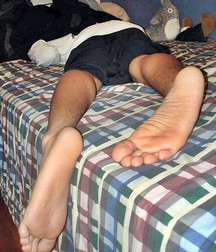 Boys shows pretty feet