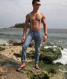 Hotties in flip flops 5d62c6e454816.jpg