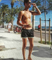 Hotties in flip flops 5d62c6e7b9358.jpg