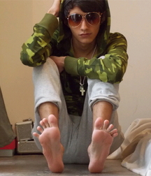 Sniff the boys feet 5d6301666f466.jpg