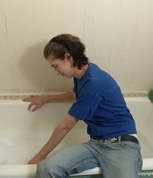 Kreck in bathtube 5d6536038dab0.jpg