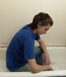 Kreck in bathtube 5d6536153e09f.jpg