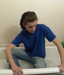 Kreck in bathtube 5d653619e8de8.jpg