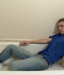Kreck in bathtube 5d653623537ff.jpg