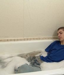 Kreck in bathtube 5d653625abb84.jpg