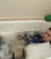 Kreck in bathtube 5d65362829a09.jpg