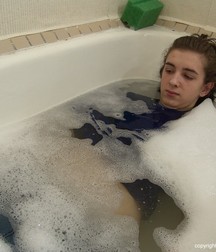 Kreck in bathtube 5d65362a92f1a.jpg