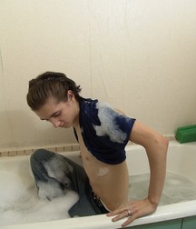 Kreck in bathtube 5d653644285ee.jpg
