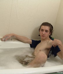 Kreck in bathtube 5d65369271e3d.jpg