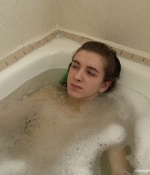 Kreck in bathtube 5d65369db0657.jpg